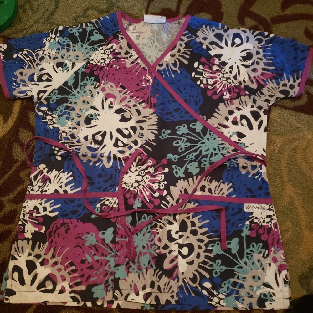UA scrub top xs